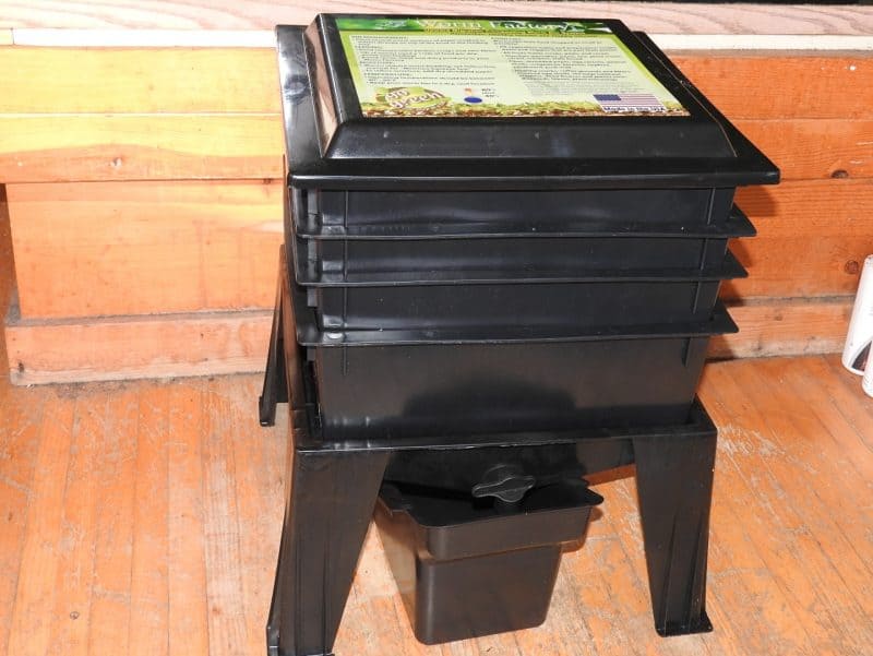 Indoor composting with a worm bin - Worm Factory 360
